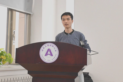 班主任刘宇学长做自我介绍