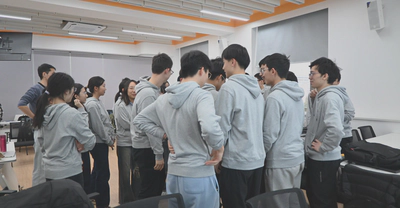 全班同学聚在教室中央“握手”