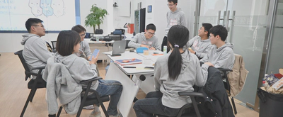 同学们演绎”在通班的生活“